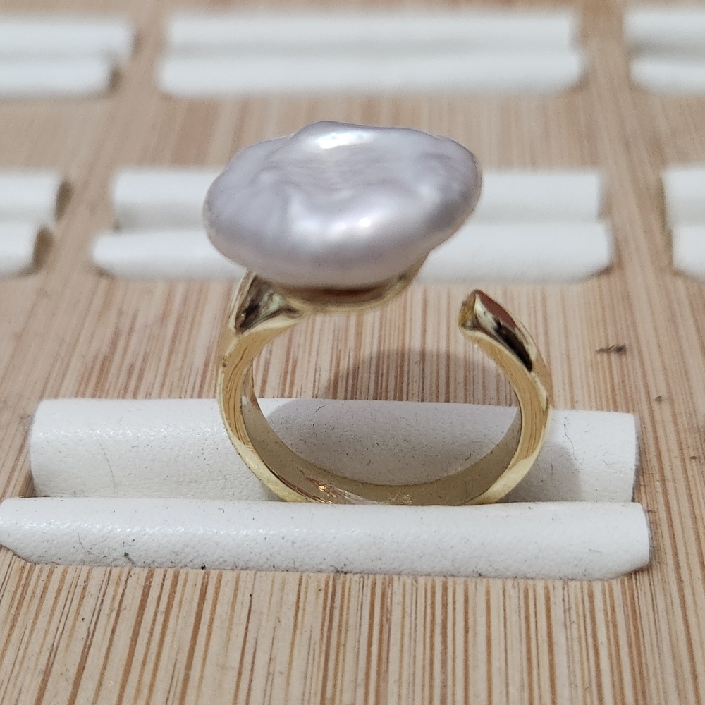 Elegant Gold Plated and White Pearl Ring. Sz 7
